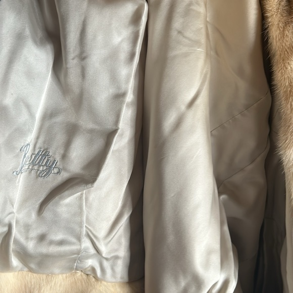 Vintage Real Silver Fox, hip length fur coat. Beautiful satin lining, fits a M/L - Picture 6 of 6